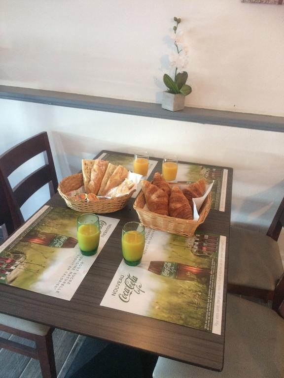 La Hourquie Cafe Hotel Morlaas Eksteriør billede