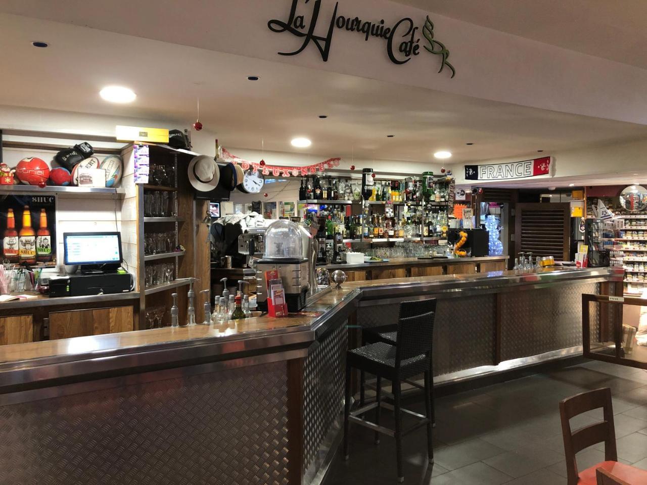 La Hourquie Cafe Hotel Morlaas Eksteriør billede